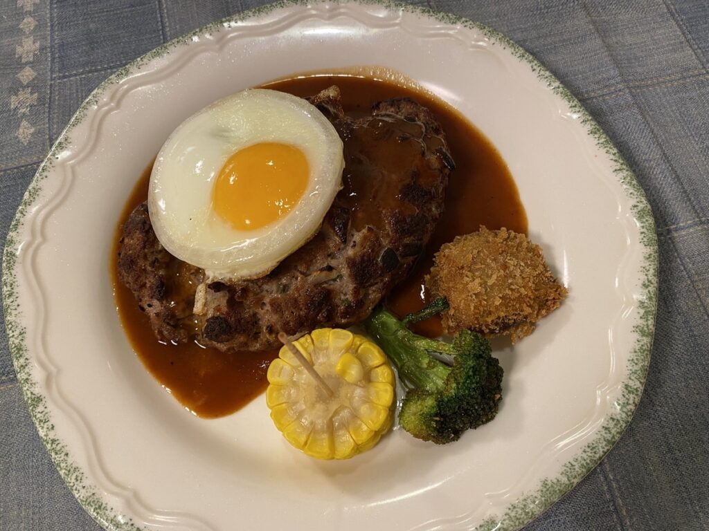箱根湯本駅付近で行けるランチで食べたハンバーグボリュームたっぷり