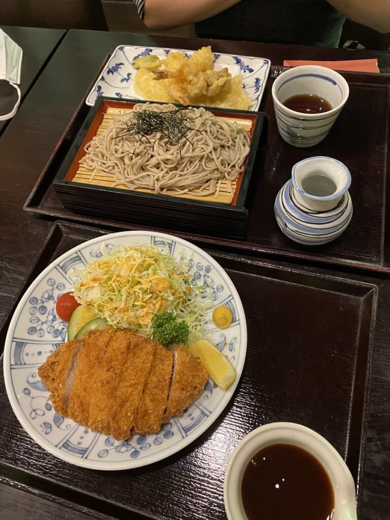 箱根湯本駅付近で行ける子どもと行けるレストラン。とんかつとそばを注文