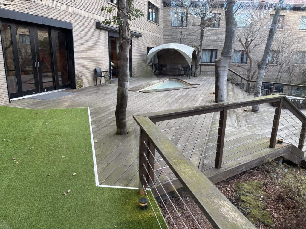 箱根ゆとわの中庭。芝もあり、ハイハイして遊ぶこともできる