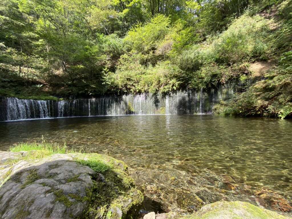 0歳児を連れて行った白糸の滝。ベビーカーが通れる場所はあるが、ぬかるみがありおすすめはしない