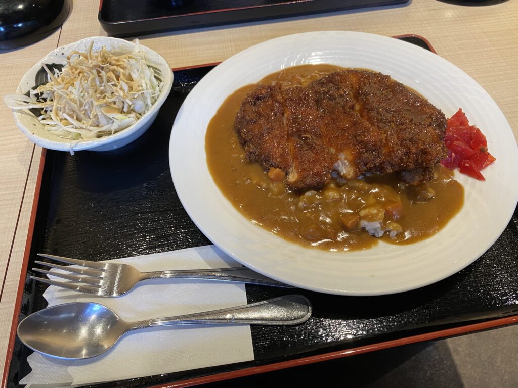 アウトレット内にある明治亭のカツカレー