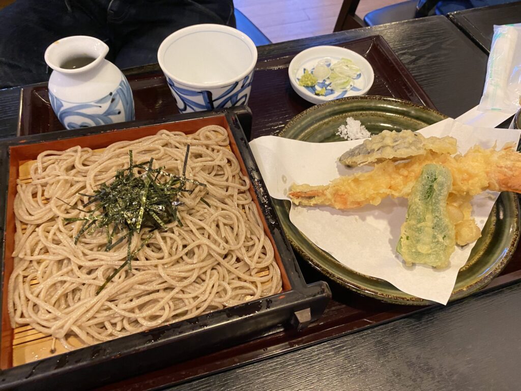 軽井沢にある信州そば処きりさと。天ぷらそばを注文した