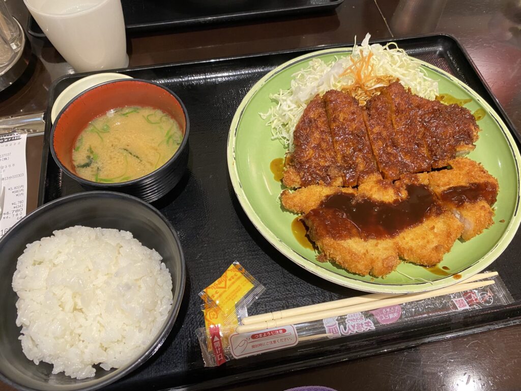 アウトレット内にある明治亭の味噌カツ