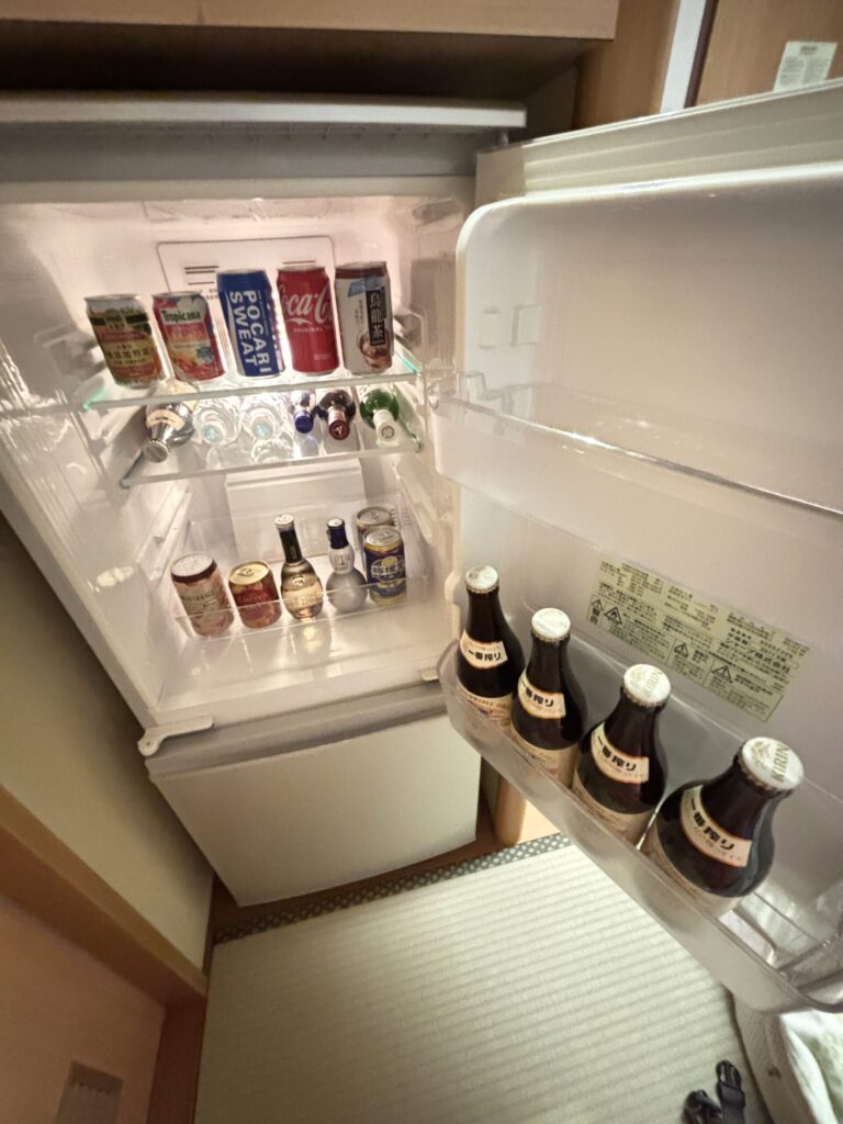 2024年に行った熱海古屋旅館の客室にある冷蔵庫。中のソフトドリンクは無料で飲める