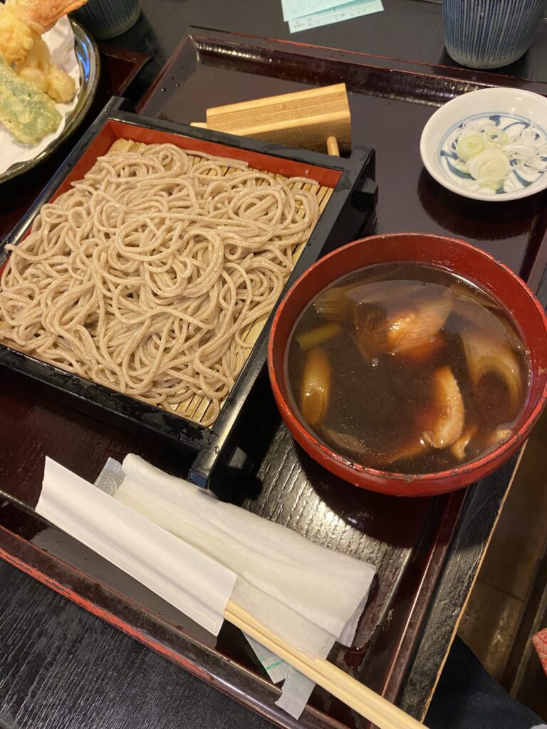 軽井沢にある信州そば処きりさと。注文したくるみそば