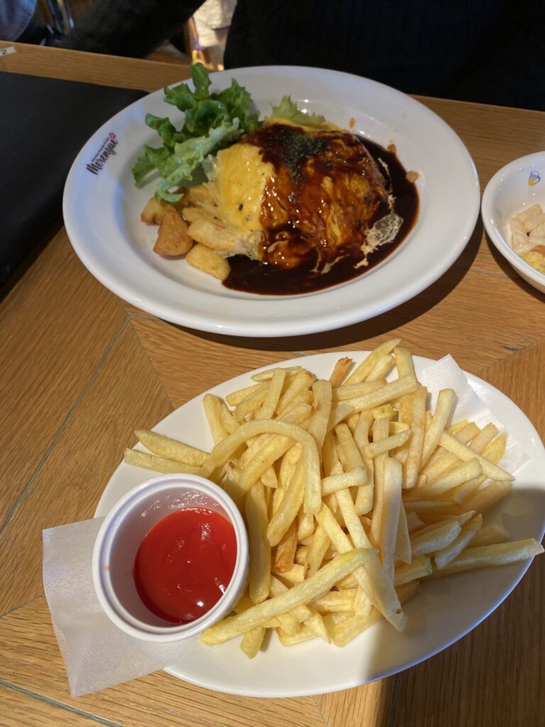 シーパラダイス内のレストランのオムライスとポテト