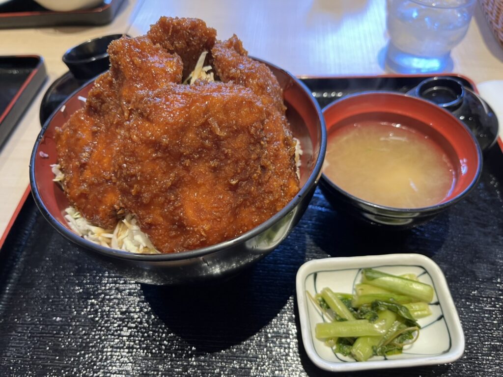 アウトレット内にある明治亭の味噌カツ丼