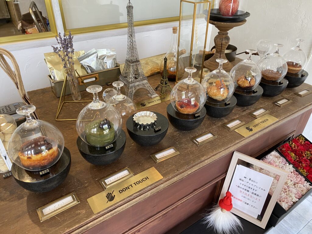 タルトケーキで人気店のtarte Kのタルトショーケース。まるで宝石みたい