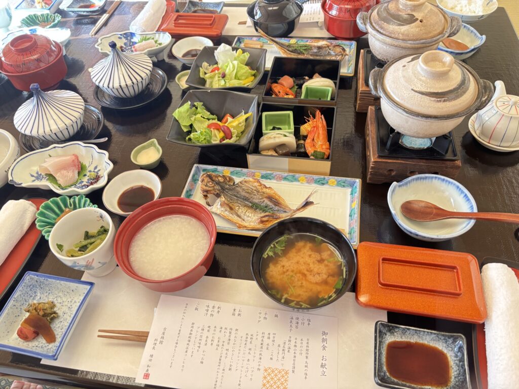 2024年に行った熱海古屋旅館の朝食。おかゆもあるので離乳食に困らなかった