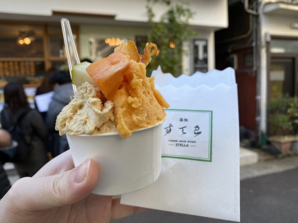 箱根湯本付近にある人気のジェラート屋さん。柿とキャラメルを注文した
