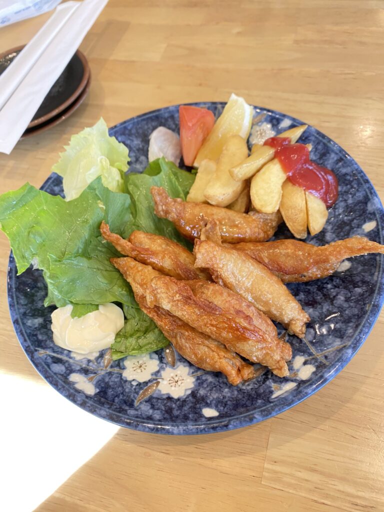 強羅餃子センターの鳥皮餃子。ポテトやサラダが付け合わせで付いてくる