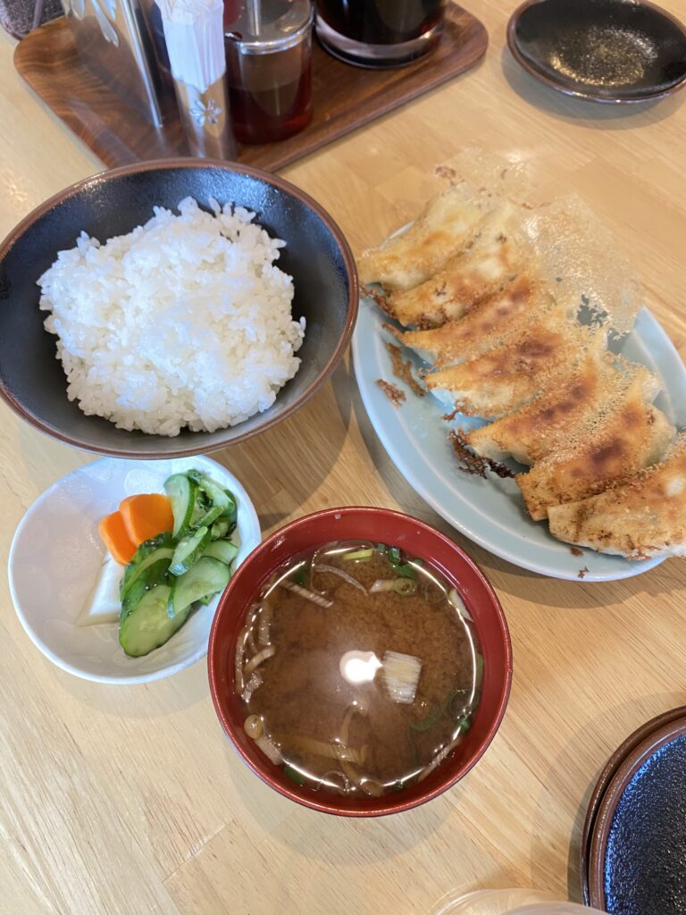 強羅餃子センターの餃子セットパリパリの餃子がおいしい人気店