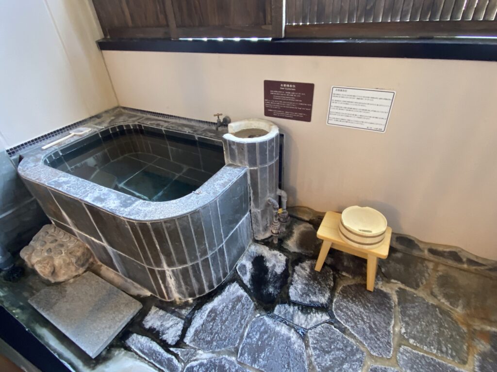 陽だまり 一の湯(旧:一の湯新館)の客室露天風呂。部屋にあるので、子どもを見ながら入浴が可能