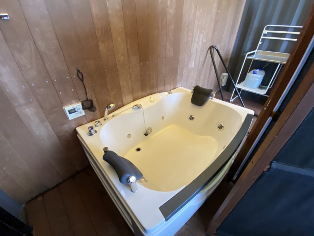 藤乃煌の部屋のジャグジー半外にあるが、屋根があるので安全