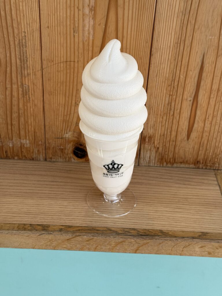 熱海銀座商店街昭和の巨大ソフトクリーム。ベンチもあり落ち着いて食べれる
