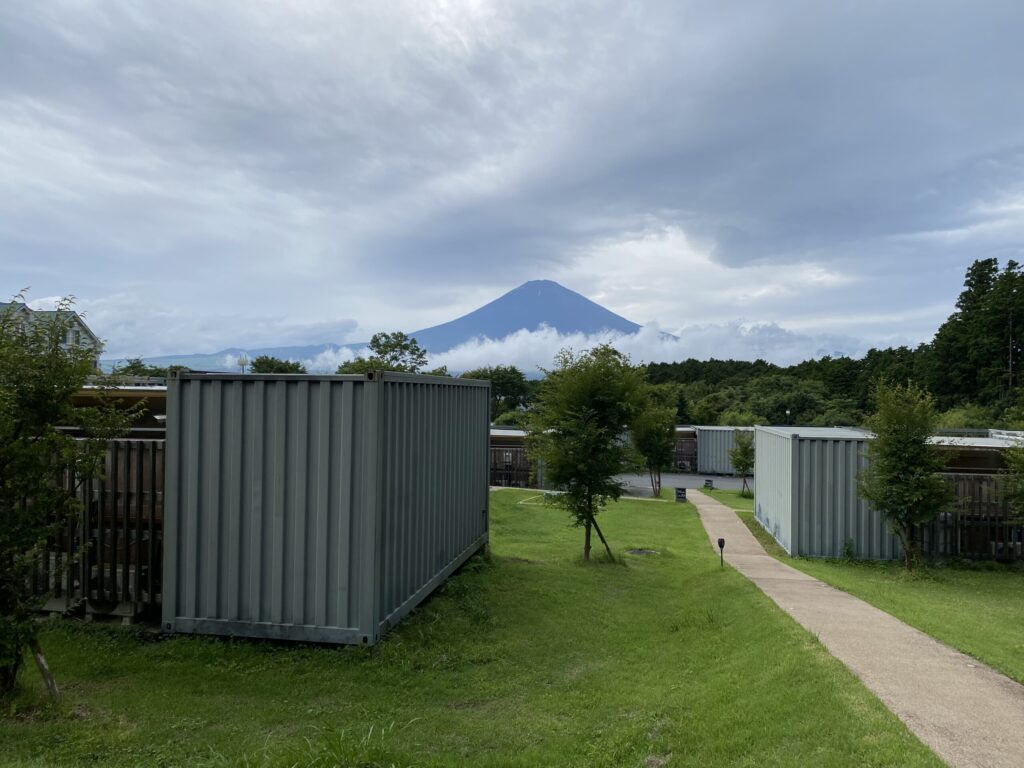 藤乃煌から見える曇った富士山。天気が良ければきれいに見えそう