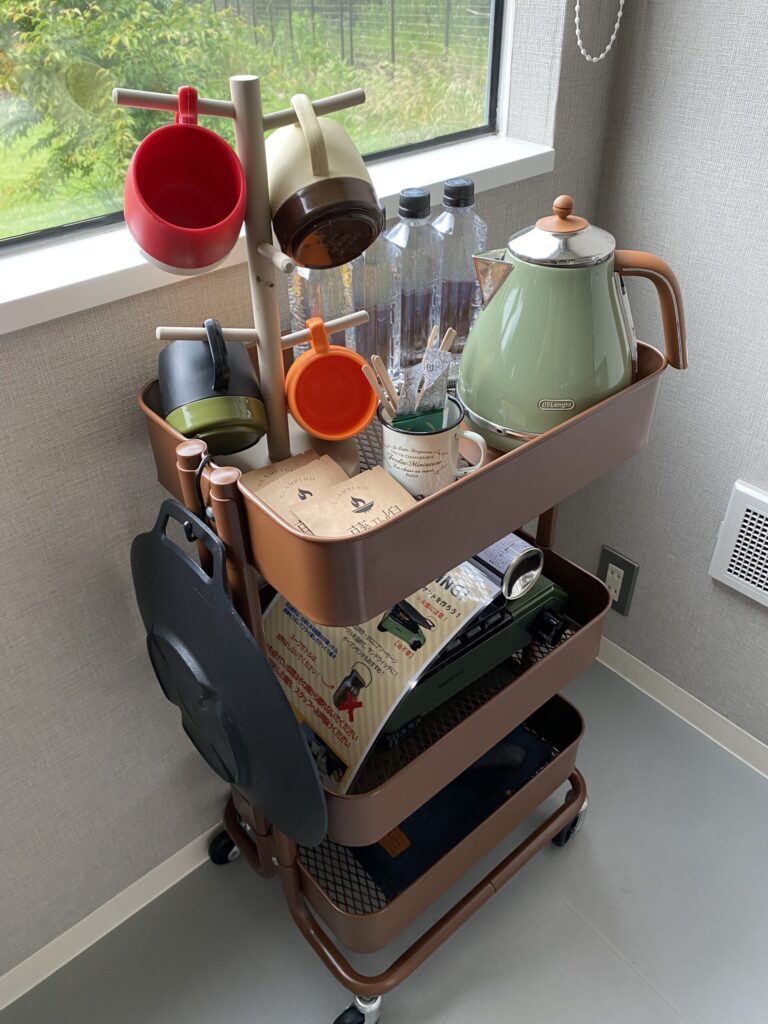 藤乃煌の部屋に置いてあるカトラリー。コップやコーヒーが置いてある