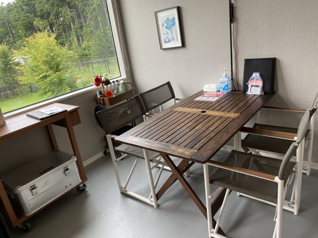 藤乃煌のダイニング。コップや食器があるので簡単なものを食べることも可能