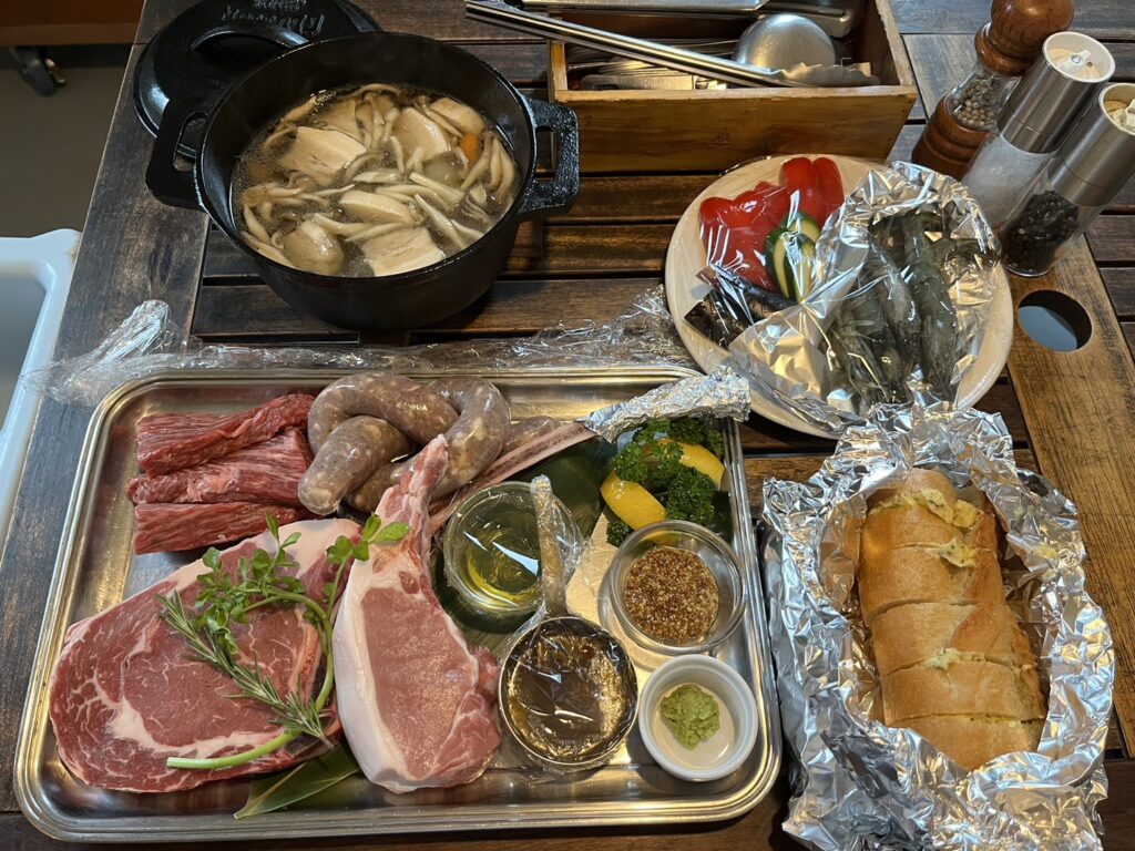 藤乃煌の夕飯バーベキューセット。あとは焼くだけで食べることができる