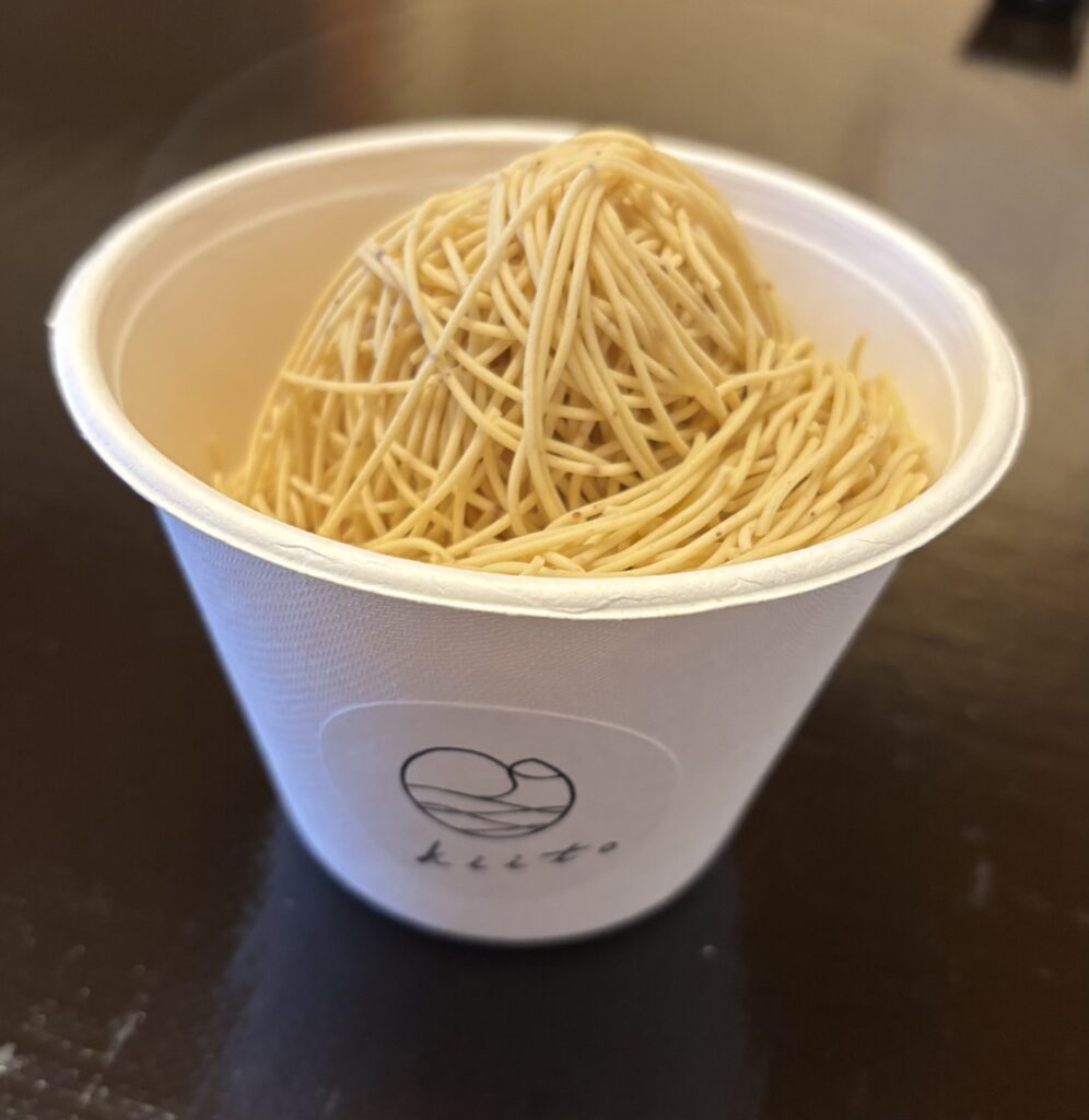 熱海銀座商店街昭和の有名モンブラン。食べる場所はないので、旅館に持ち帰りました