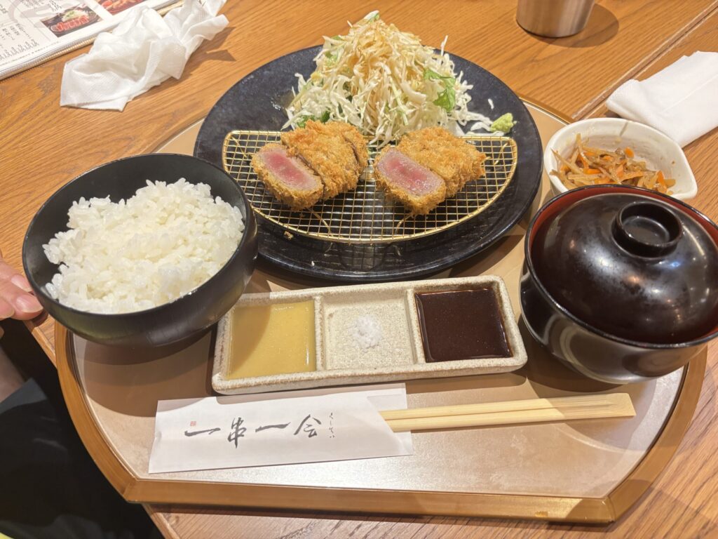 スカイツリーにある串亭のカツ定食。美味しかった
