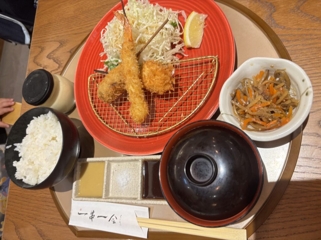 スカイツリーにある串亭の串定食。ランチメニューがある