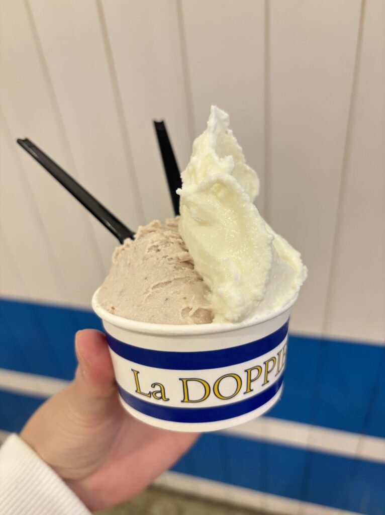 熱海銀座商店街昭和のジェラート屋のジェラートいちじくとミルクを注文