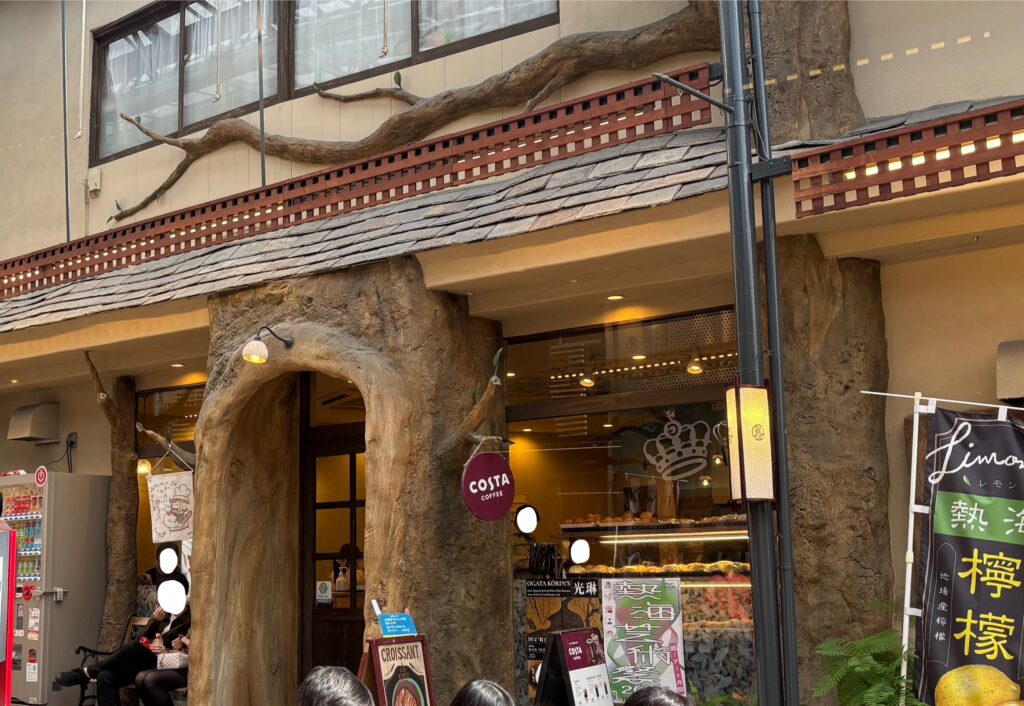 熱海駅前商店街平和通り商店街内にあるパン屋さん。大きな木が目印