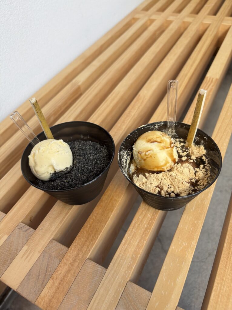 熱海で購入したわらびもち。ぷるぷるもっちりで美味しく、小さくすれば子どもも食べれた
