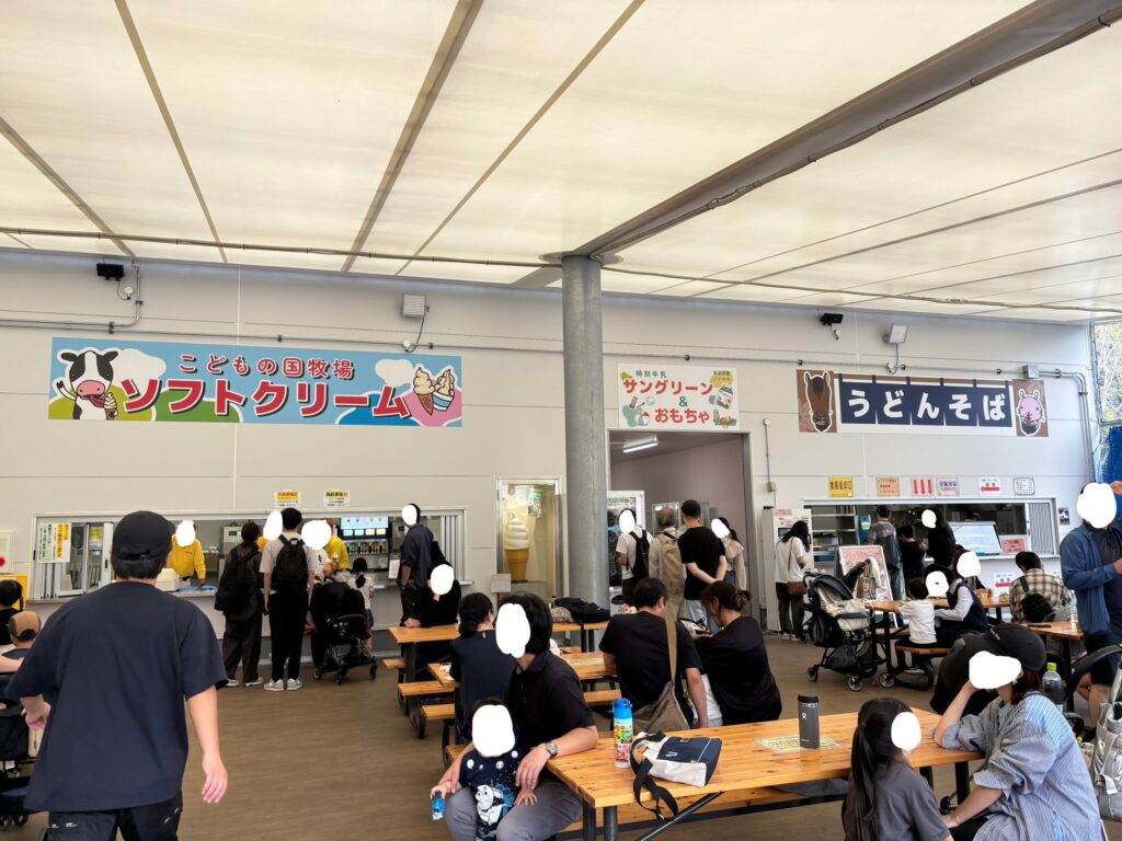 こどもの国の軽食売店。ソフトクリームの列がどんどん長くなる。うどんそばがいい匂いをしている