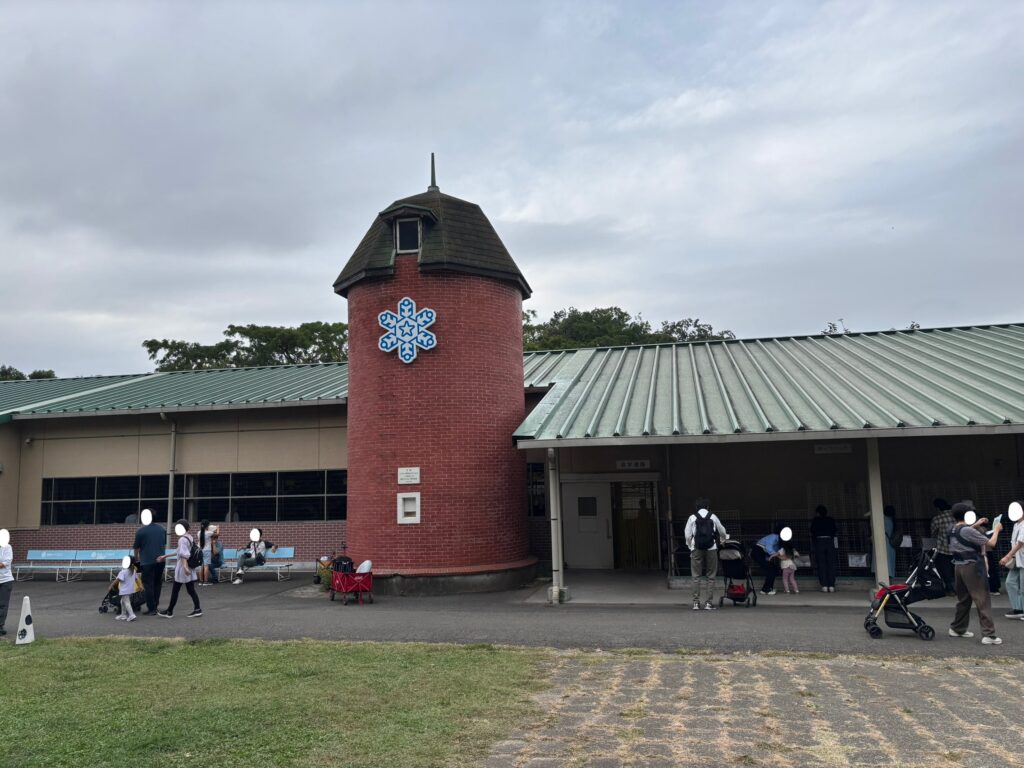 こどもの国の牛舎。広々としており、ベビーカーでも通りやすい