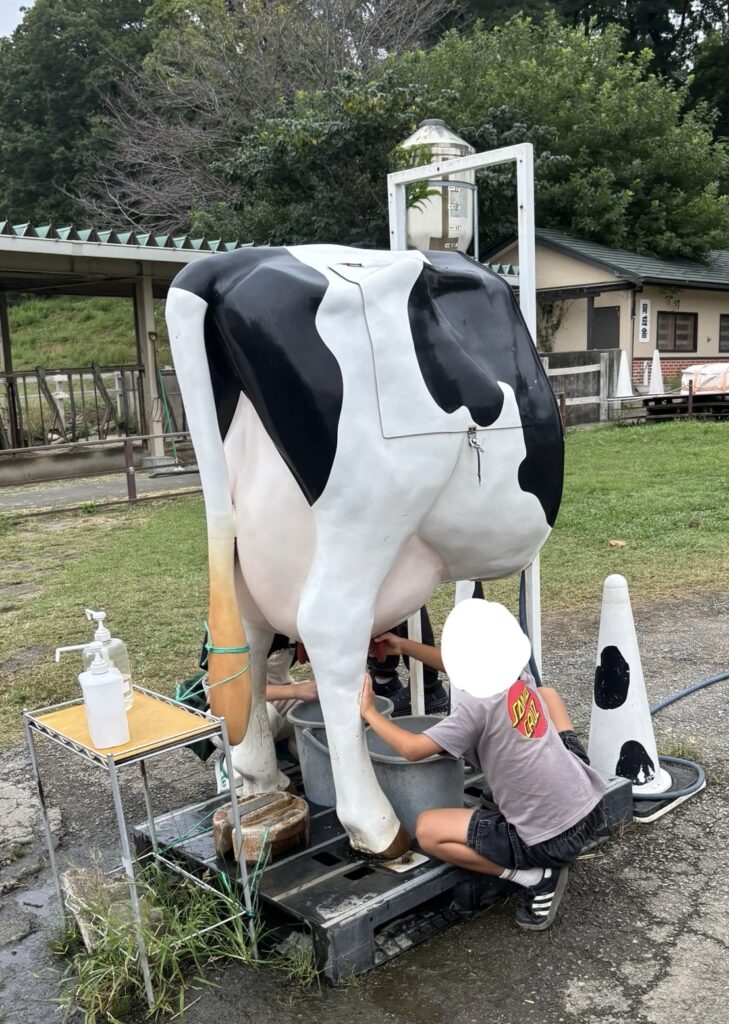 こどもの国の乳しぼり体験を疑似体験できる置物。子どもが体験中