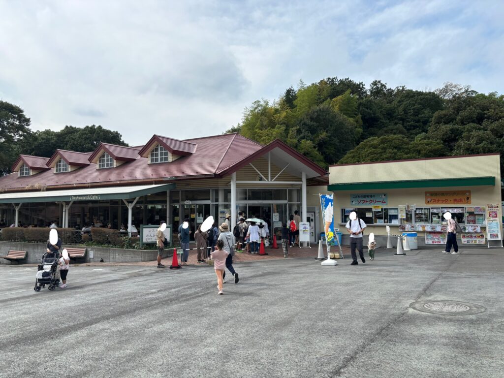 こどもの国のレストランとソフトクリームや軽食が売っている売店