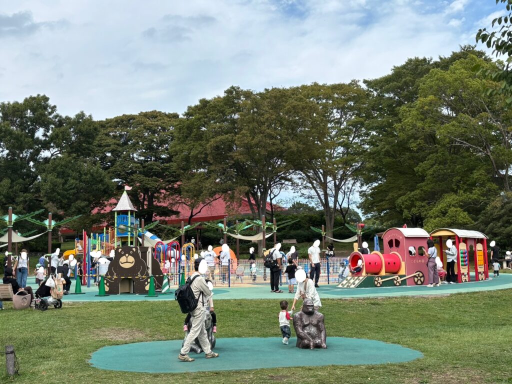 こどもの国の小さい子向けの遊具。小さい子専用の囲いがある場所もあり、安心して遊ぶことができる