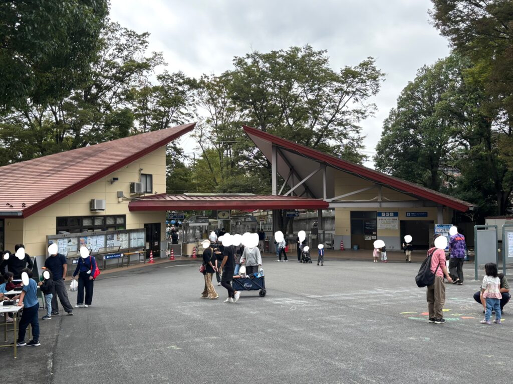 こどもの国の出入り口。写真左側ではスタンプラリーが行われていた。手前ではチョークでらくがきができる