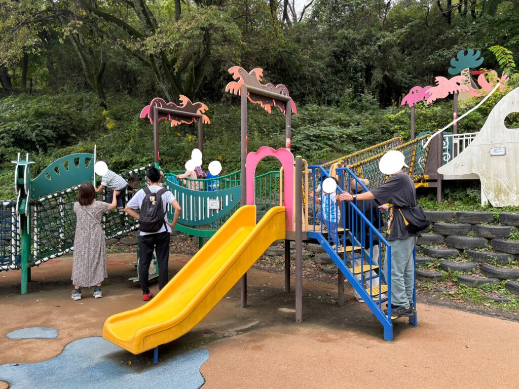 こどもの国の滑り台遊具。思いっきり体を動かして遊べる
