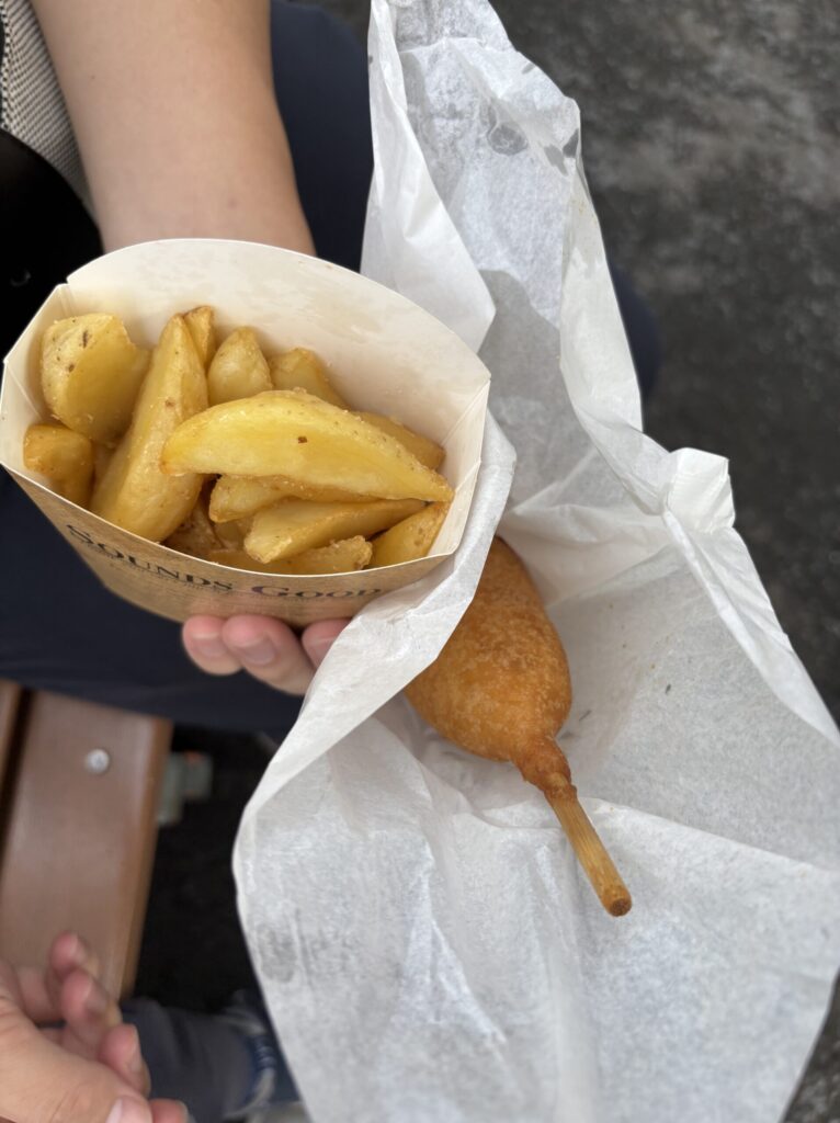 こどもの国の売店で買えるフライドポテトとアメリカンドック