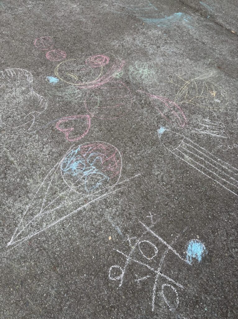 こどもの国のらくがき広場。チョークで自由に絵を描くことができる
