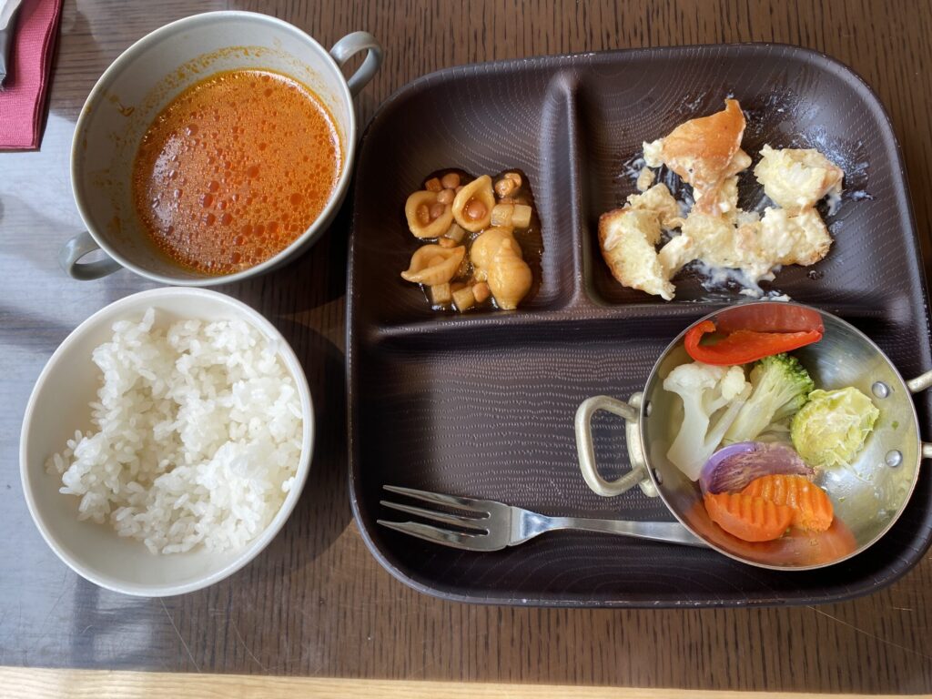 グランドプリンスホテル新高輪のランチビッフェの息子用に持ってきた食事