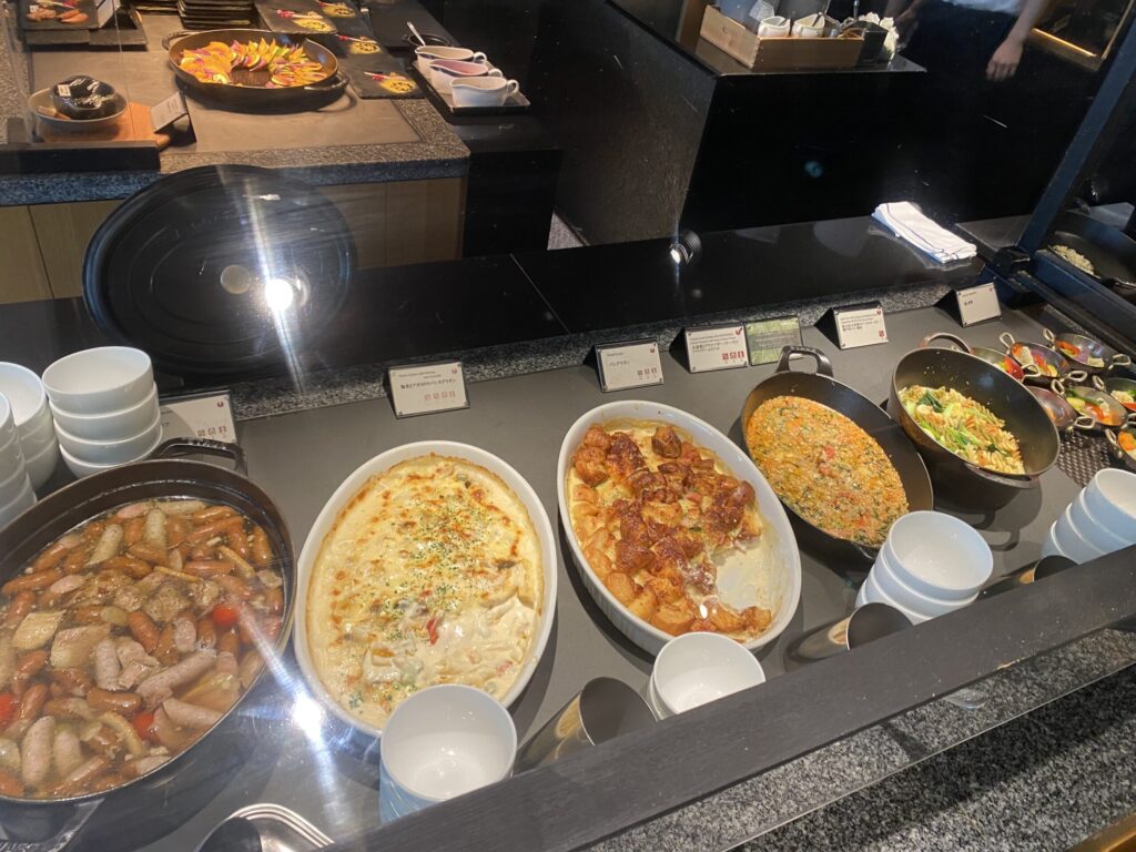 グランドプリンスホテル新高輪のランチビッフェの食事。様々な品がある