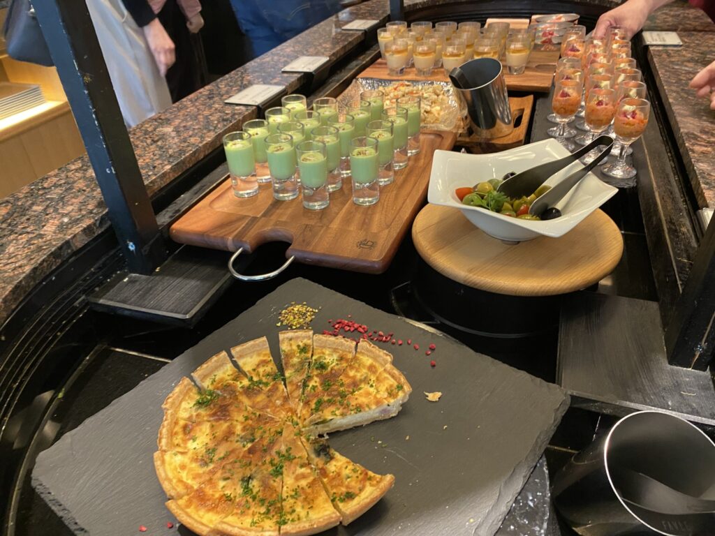 グランドプリンスホテル新高輪のランチビッフェの食事。キッシュや小瓶のおしゃれなものが多い
