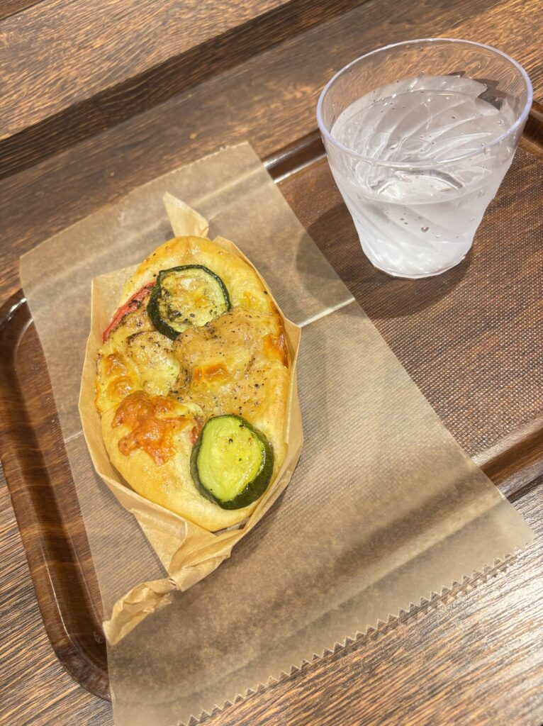 横浜駅直結のパン屋さんの総菜パン。子連れでも入りやすい