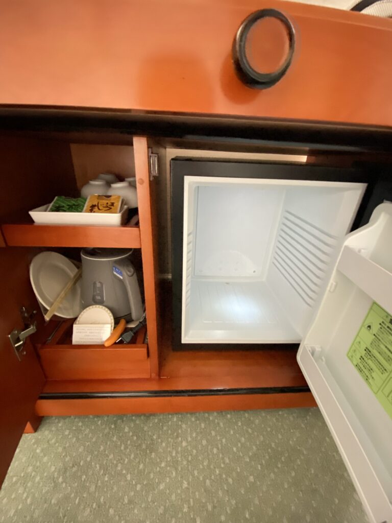 ホテルイースト21の部屋の冷蔵庫。横には紙皿や箸、ケトルなど置いてある
