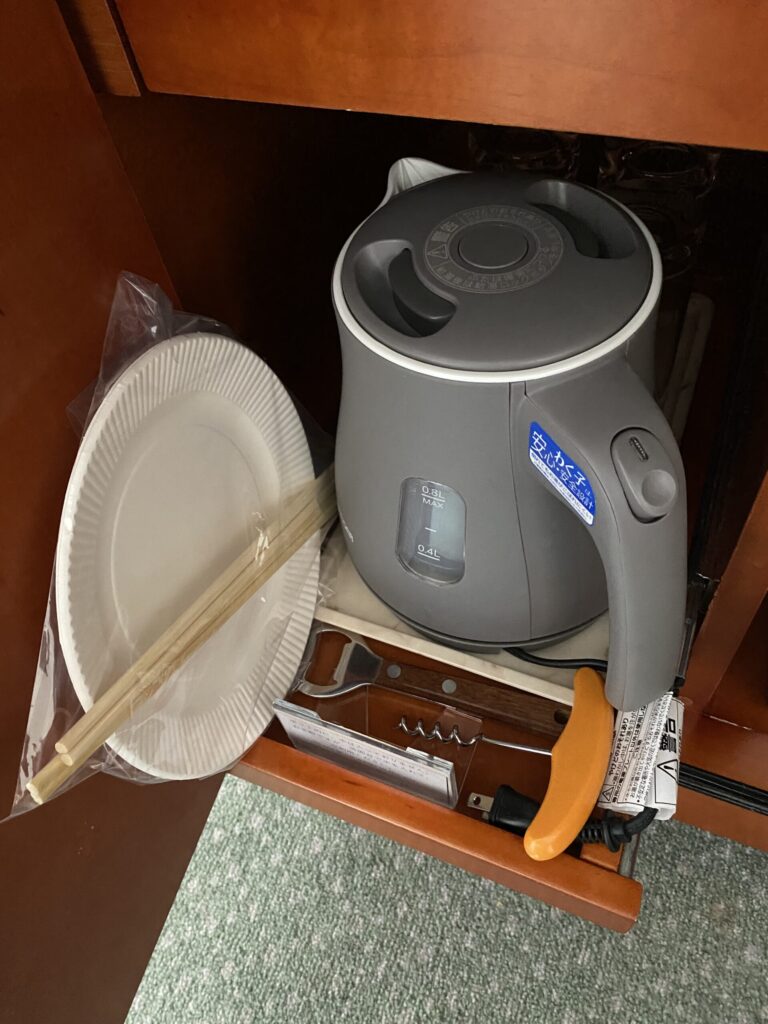 ホテルイースト21の部屋の冷蔵庫横には紙皿や箸、ケトル、栓抜きなど置いてある