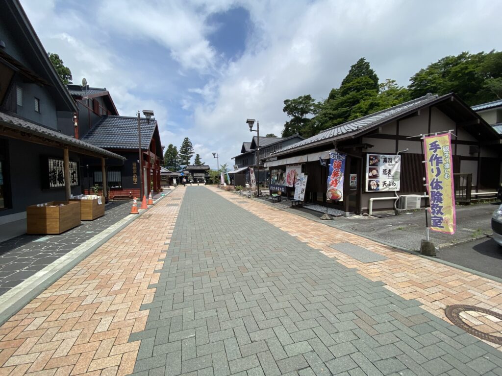 箱根関所に子連れで行きました。通りは広くベビーカーもすいすいでした