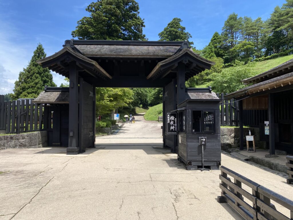 箱根関所の門。中を見るなら有料だが、通るだけなら無料