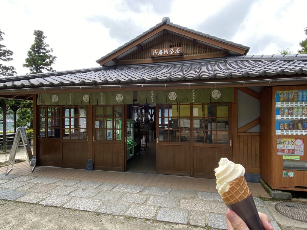 箱根関所を超えた先にある売店茶屋。ソフトクリームを購入