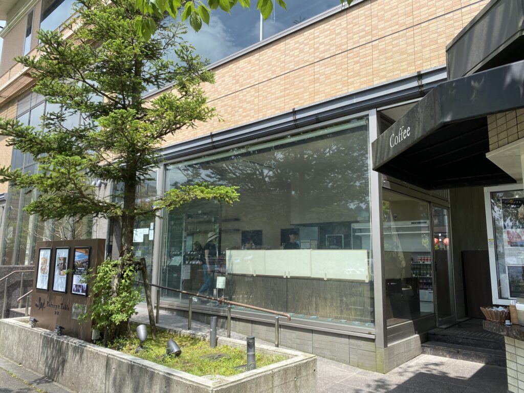 人気の足湯のあるパン屋さんの外観。夏なので足湯の利用はなかった