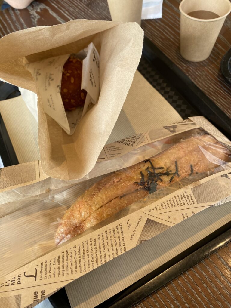 有名な箱根のパン屋さんの明太フランスパンとカレーパン