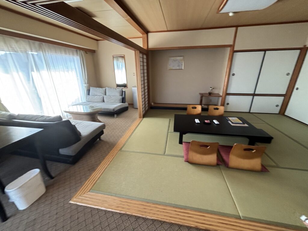 ホテルカターラの客室。畳の部屋には布団を敷いて寝ることができる。部屋を分けることができる
